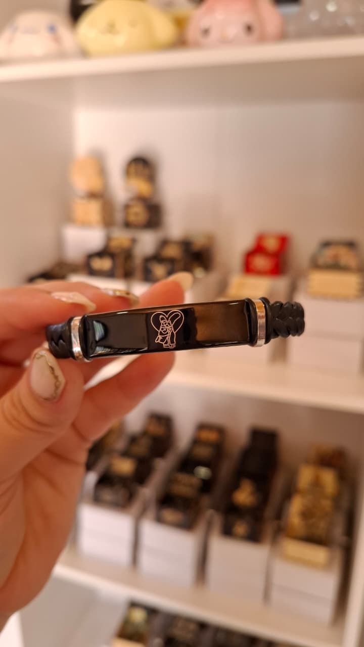 Pulsera negra con diseño grabado pequeño